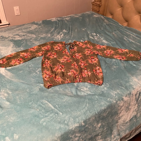 UPS & Downs green and rose sheer Floral Wrap Blouse -Size Large - Picture 2 of 3